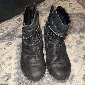 Baretraps "Goldie" short bootie in black size 6.5.